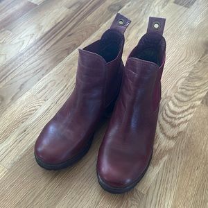 Bueno Chelsea red booties 38
